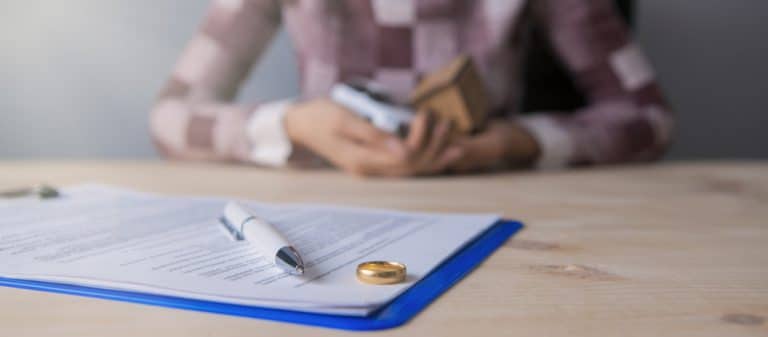 השלכות בגידה - אישה מוציאה את הטבעת שלה בתהליך גירושין לאחר ממצאים של חוקר פרטי בגידות