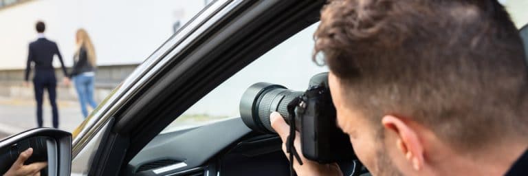 חוקר פרטי בגידות מצלם ברכב שלו עם מצלמה זוג שבוגד