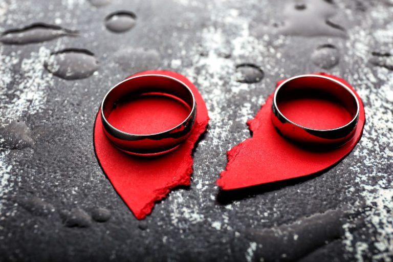 לבבות שבורים עם טבעות בגלל בגידה בנישואין